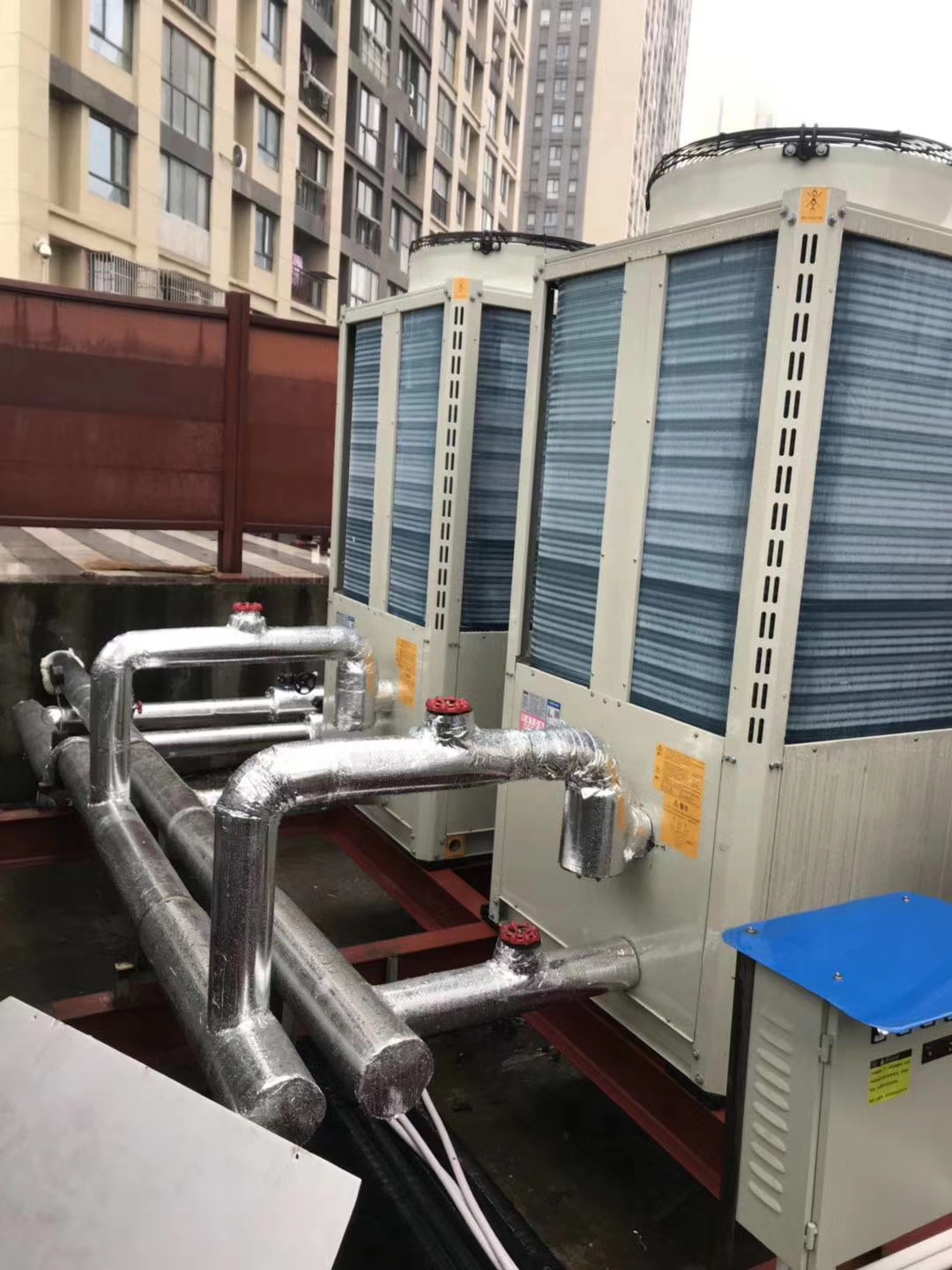 绿能嘉业商用项目安装展示：麦克维尔风冷模块机